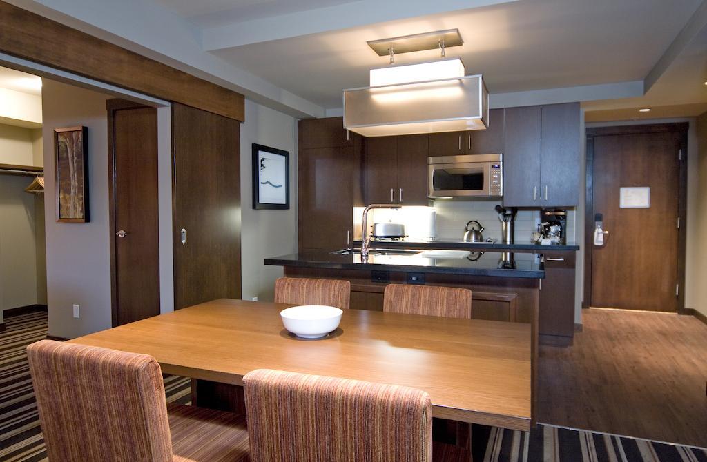 Отель Lodging Ovations Уистлер Экстерьер фото
